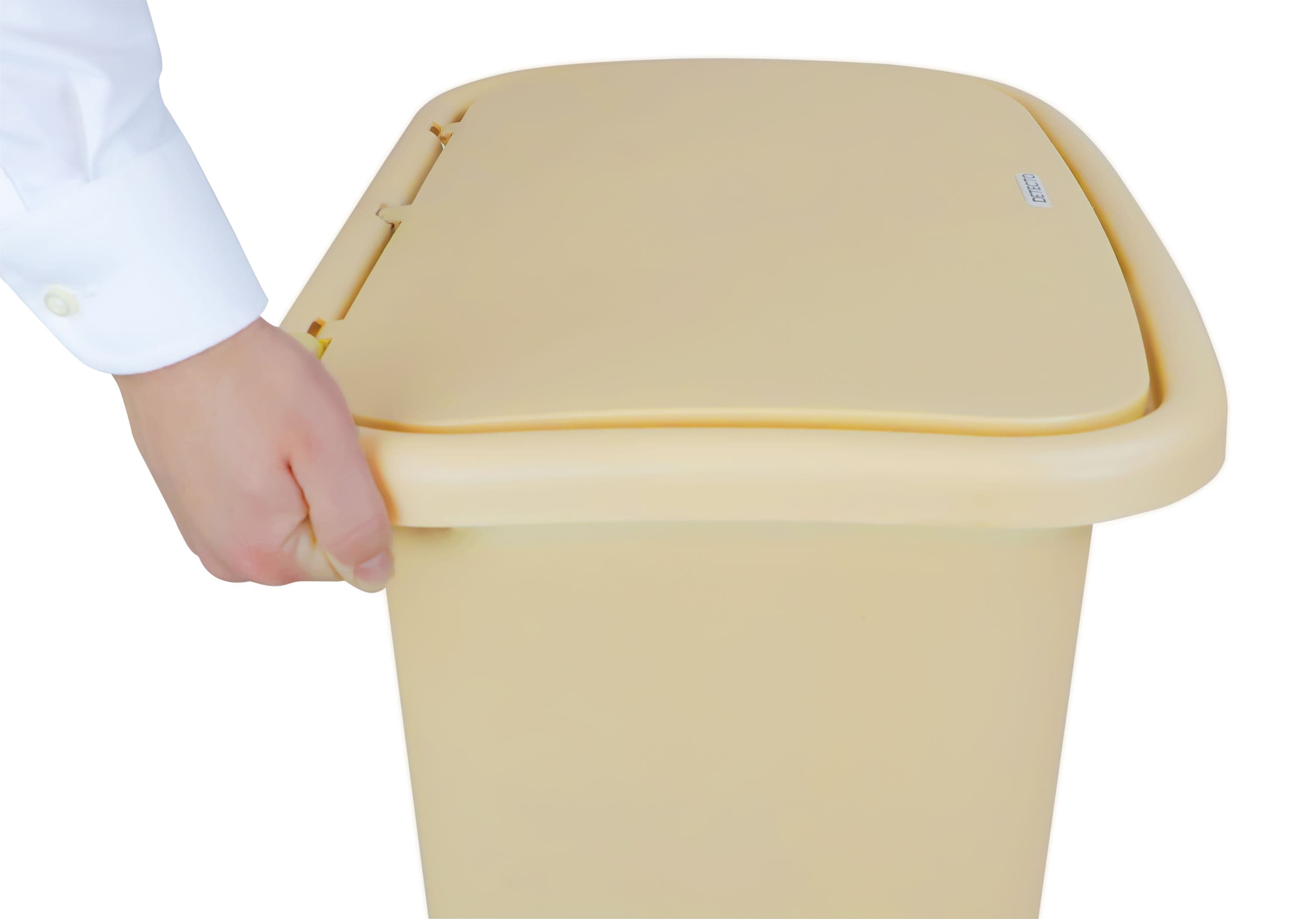 Waste_Mate_-_Lifting_Handle_Close-up_-_Beige_18_Gallon.jpg